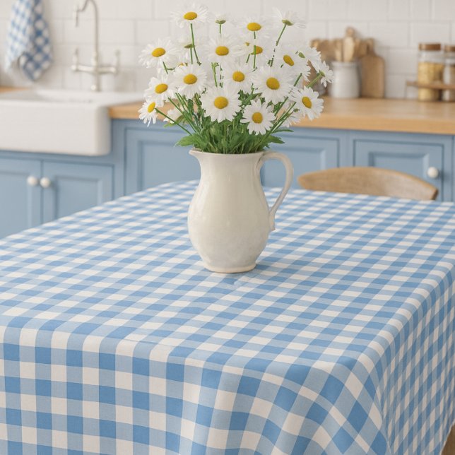 Nappe Gingham Bleu et Blanc de Style Ferme  (French country table with white daisy flowers and gingham a timeless look for home or garden.)