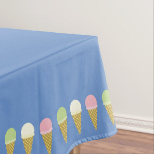 Nappe mignonne d'anniversaire de cornet de crème