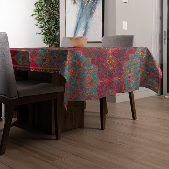 Nappe Motif de tapis persan traditionnel (A traditional Persian carpet pattern table cloth adorns this modern table.)