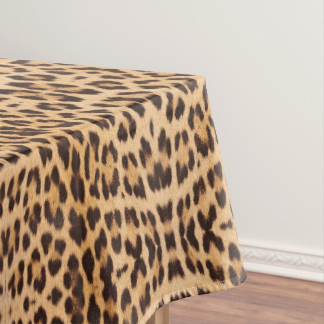 Nappe trendy stylislisi wild safari leopard print (In Situ)