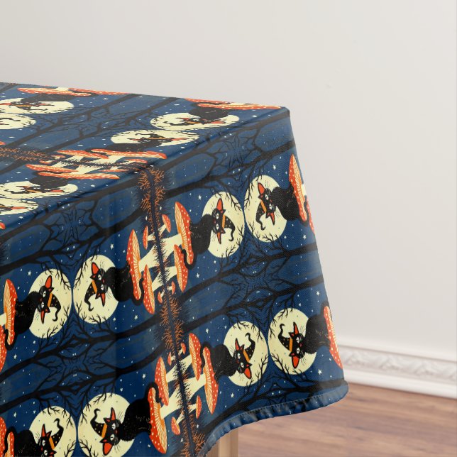 Nappe Une petite chatte noire de sorcière assise sur un  (In Situ)