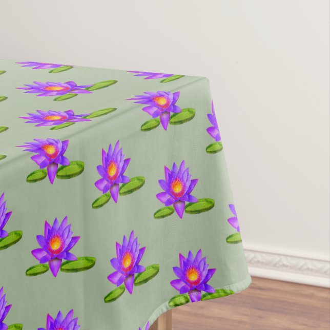 Nappe Violet Lotus Fleurs & Lily Pad sur Laurel Green (In Situ)
