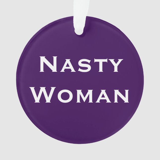 Nasty Woman, texte en gras sur le violet clair et  (devant)