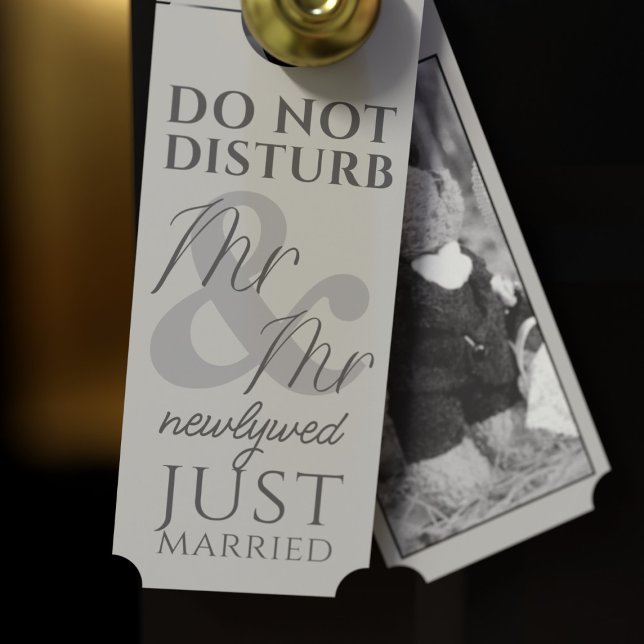 Ne pas déranger M. & M. Newlyved Affichette de por (Add your married name and photo to this gray do not disturb door hanger. Great gift for newlyweds!)