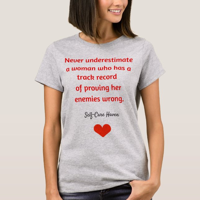 Ne sous-estimez jamais un T-shirt de femme (Devant)