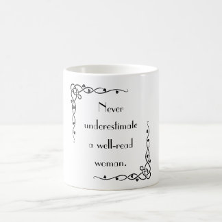 Ne Sous-Estimez Jamais Une Mug De Femme Bien Lue