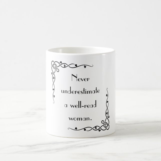 Ne Sous-Estimez Jamais Une Mug De Femme Bien Lue (Centre)