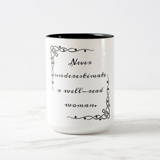 Ne Sous-Estimez Jamais Une Mug De Femme Bien Lue (Centre)