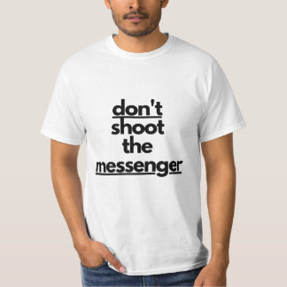 Ne tire pas sur le T-shirt du messager
