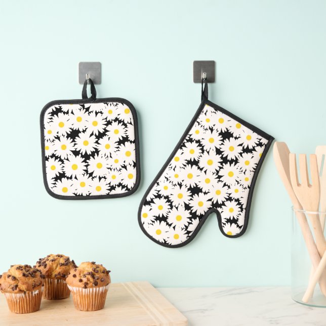 Negative Space Daisies white yellow on black Oven Mitt & Pot Holder Set (Insitu(Hanging))