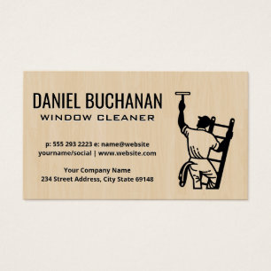 Nettoyeur de fenêtre sur l'échelle