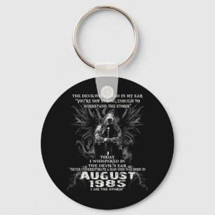 Never Underestimate A Man Born In AUGUST 1985 Neve Keychain