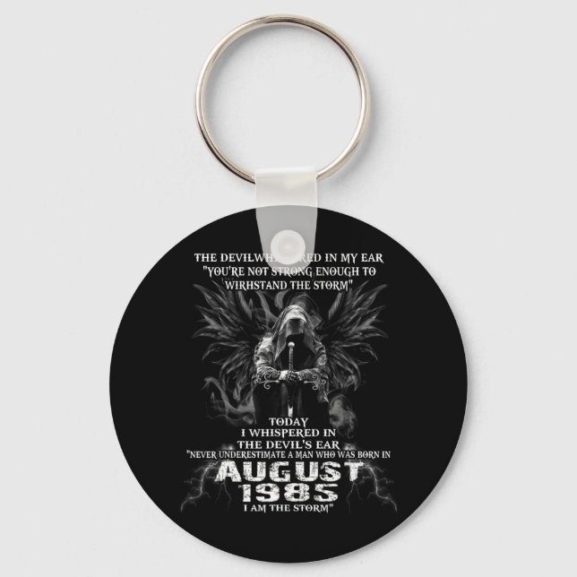 Never Underestimate A Man Born In AUGUST 1985 Neve Keychain (Front)