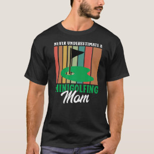 Never underestimate a Minigolfing Mom Mini Golf Mo T-Shirt