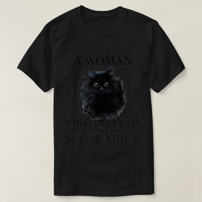 Never Underestimate A Woman Who Loves Cats Born In T-Shirt (Design Front)