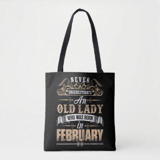 Never underestimate an old lady who loves cats bor tote bag