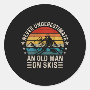 Never Underestimate An Old Man On Skis - Skiing (o Classic Round Sticker
