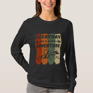 New adventure hiking lovers gift retro mountain T- T-Shirt