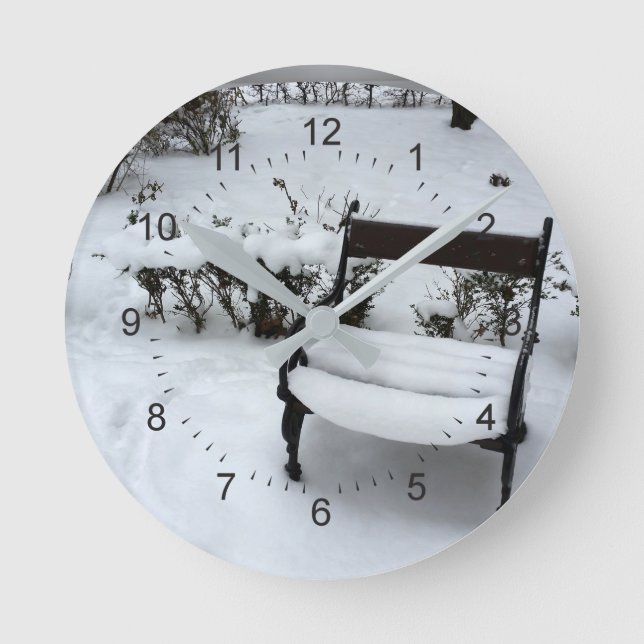 New snow on the armchair round clock (Front)
