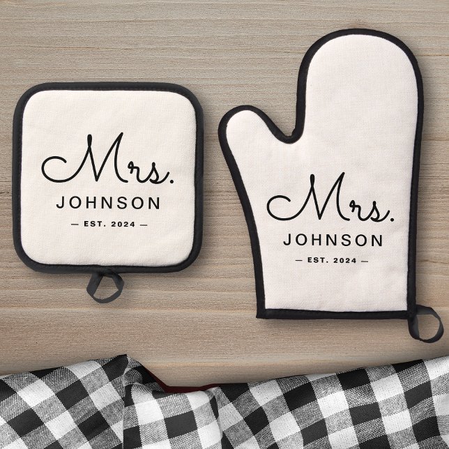 Newlywed Bride Personalized White Oven Mitt & Pot Holder Set (Creator Uploaded)