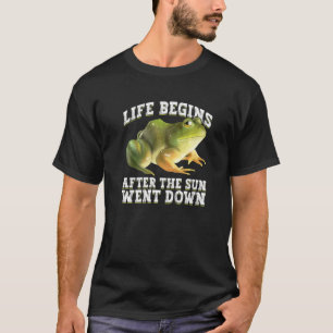 Night Gigging And Frog Catching   T-Shirt