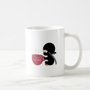 Ninja minuscule avec grande tasse de café