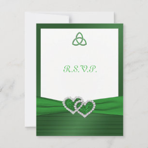 Noeud d'amour celtique dans la carte du vert vert