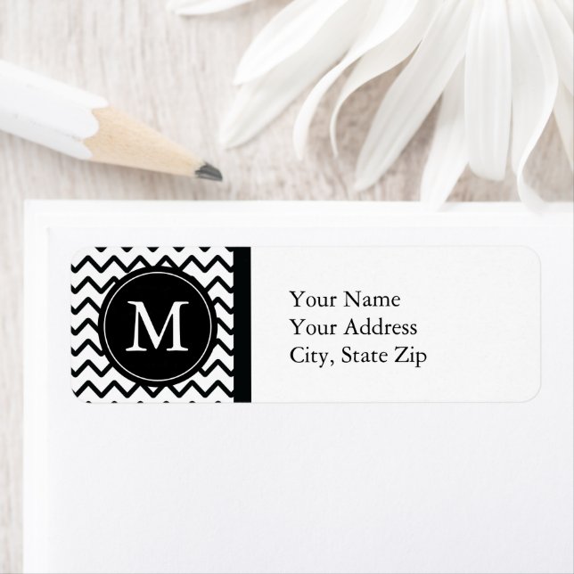 Noir avec blanc Chevron Monogram Adresse de retour (En situation)