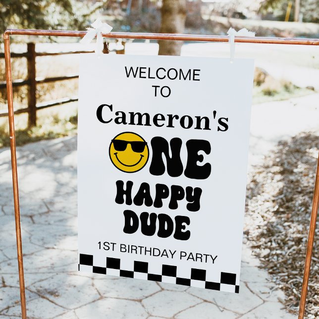 Noir Blanc Jaune Un heureux mec Affiche de bienven (One happy dude 1st birthday welcome poster featuring a checkerboard, yellow face and retro text.)