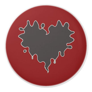 Noir bouclé mignon de coeur sur le bouton en