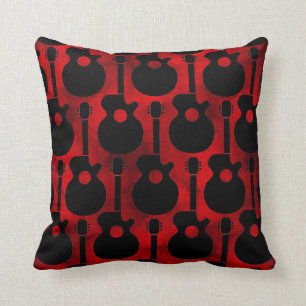 noir sur les coussins rouges de motif de guitare