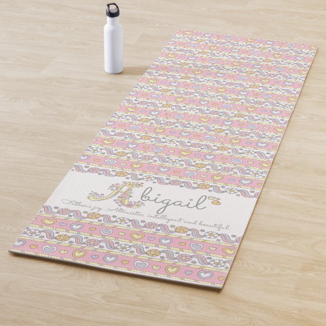 Nom abigail signifiant tapis de yoga jaune rose (En situation)