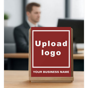 Nom de l'entreprise et logo sur le signe acrylique