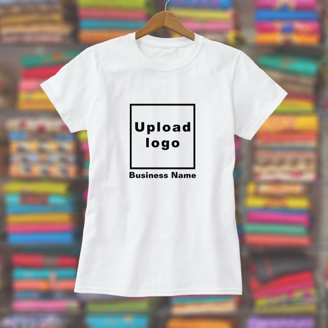 Nom de l'entreprise et logo sur le T-shirt blanc f (Women's white t-shirt with your business name and logo displayed in a store)