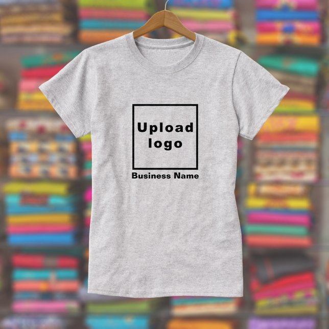 Nom de l'entreprise et logo sur le T-shirt gris fé (Women's gray t-shirt with your business name and logo displayed in a store)