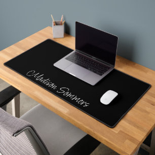 Nom De Script Blanc Moderne Sur Mat De Bureau Noir