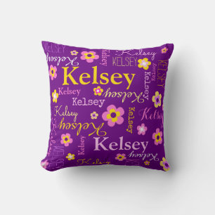 Nom et fleurs texte violet rose jaune coussin