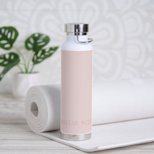 Nom rose subtil sur bouteille d'eau rose blush dou
