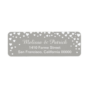 noms avec coeur d'amour confetti sur mariage gris