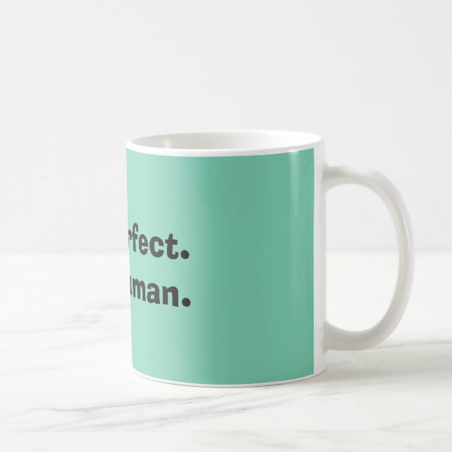 Non parfait. Juste tasse de café humaine (Droite)