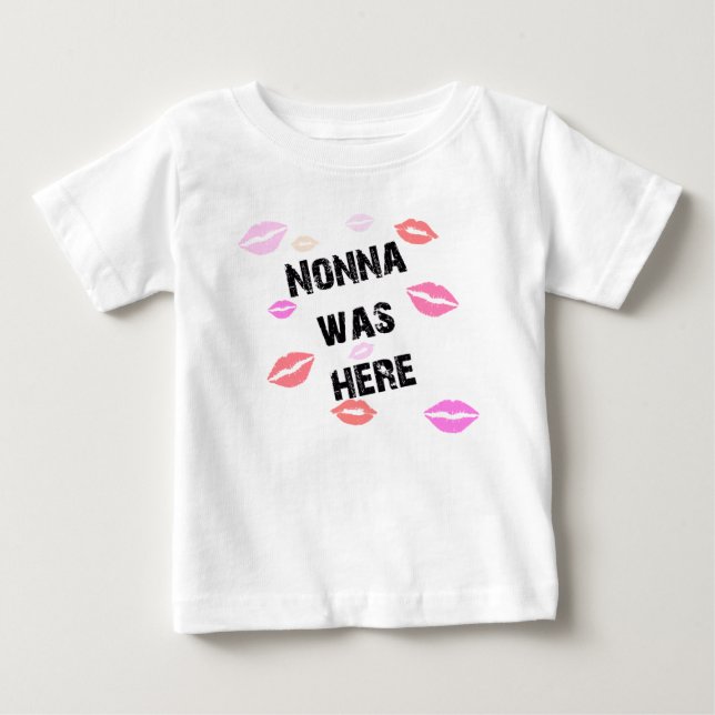 Nonna kisses baby T-Shirt (Front)
