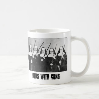 Nonnes avec la tasse de café d'armes à feu
