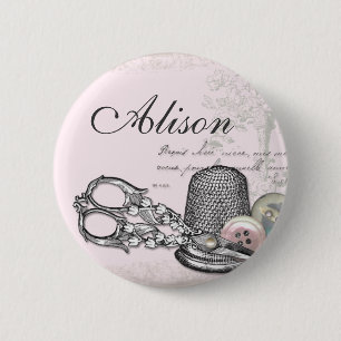 Notions de couture sur le badge nominatif rose