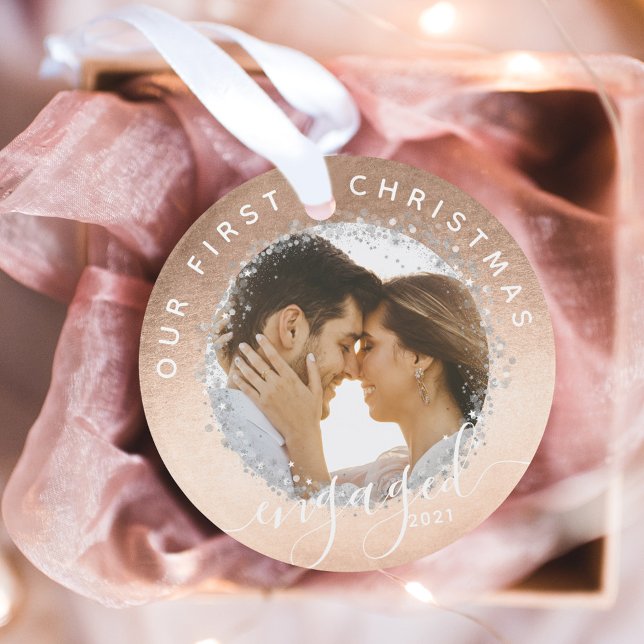 Notre premier Noël engagé Script Gold Deux Photo (Our First Christmas Engaged Script Gold Two Photo Ornament)