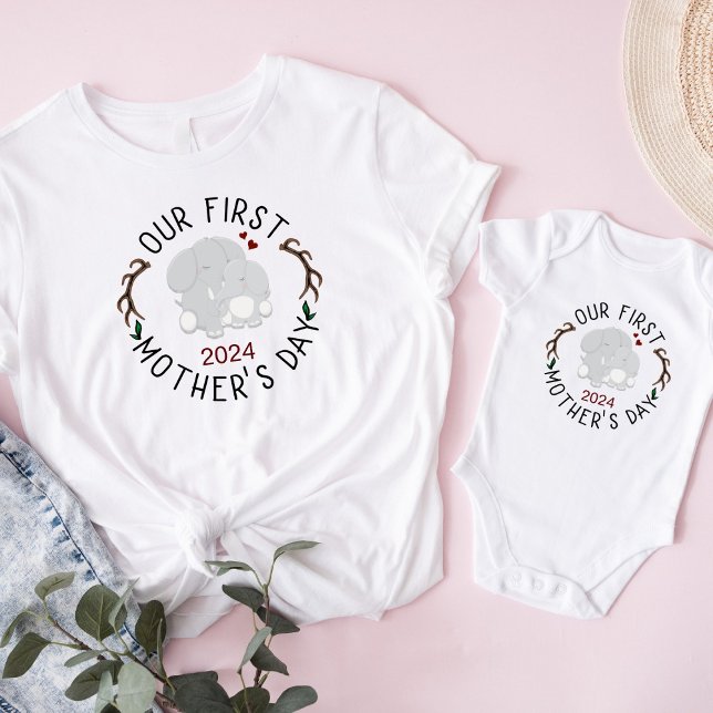 Notre première Fête des Mères avec T-shirt blanc (Créateur téléchargé)