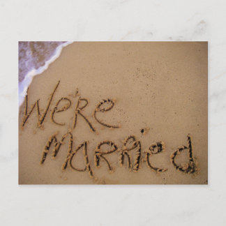 Nous sommes mariés avec une carte postale de sable