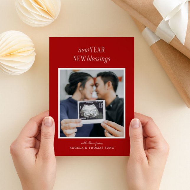 Nouvel An Rouge Bénédictions Faire-part de grosses (red and white new year, new blessings pregnancy announcement holiday postcard)