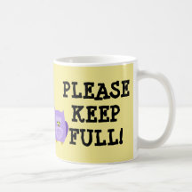 Nouvelle maman jaune dans la tasse de jumeaux