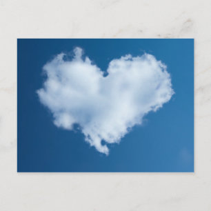Nuage en forme de coeur dans la carte de ciel bleu