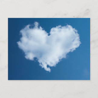 Nuage en forme de coeur dans la carte de ciel bleu